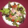 Speck-Mozzarella auf Salat