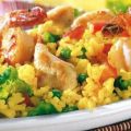 Gelber Reissalat mit Huhn und Garnelen