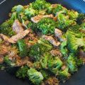 Reis-Putenpfanne mit Brokkoli aus dem Wok