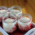 Quarkreis-Töpfchen mit Pflaumenkompott