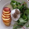 Spinat-Mangold-Salat mit Mozarella und Pfirsich