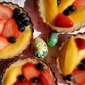 Mürbeteig-Vanilletörtchen mit Erbeeren, Mango[...]