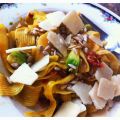 Pasta mit Avocado und getrockneten Tomaten