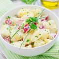 Kartoffelsalat mit Radieschen und Zwiebeln