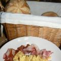 Endlich Sonntag: Rührei mit Frühstücks-Speck