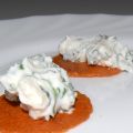 Tomaten-Chili-Cracker mit Käse-Quark-Tupfer