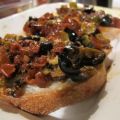 Bruschetta mit Oliven und getrockneten Tomaten