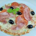 Pizza mit Proscuitto cotto und zweierlei Käse