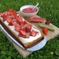 Tarte mit Schmand, Erdbeeren und Rhabarber