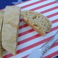 Pesto-Rosso-Pizzabrot mit Basilikum