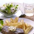 Steaks mit grüner Pfefferbutter und Frites