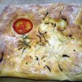 Grillbrot mit Rosmarin, Tomate und Zwiebeln
