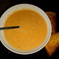 Lachscremesuppe mit Knoblauchecken
