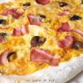Pizza mit Kürbis-Sauce, Champignons und Schinken