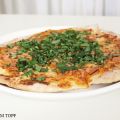 Bärlauch Pizza mit Paprika-Feta-Creme