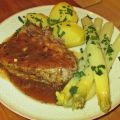 Schweinebraten mit Petersilienbutter-Spargel