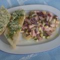Wurstsalat mit aufgebackenen Brot und[...]