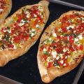 Fladenbrot (Pide) mit Gemüse und Feta