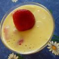 Pudding mit frischen Erdbeeren