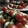 Tomaten-Mozzarella Spiesschen mit Basilikum