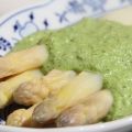 Spargel mit Pesto aus Radieschenblättern