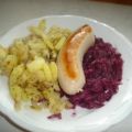 Bratwurst mit Kartoffelschmarren und Blaukraut