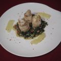 Fischröllchen auf Spinat