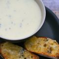 Cremige Blumenkohlsuppe mit Stilton und Crostini