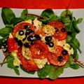 Gebackene Tomaten und Feta auf Salat