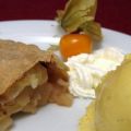 Apfelstrudel mit Vanilleeis und Sahne