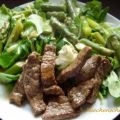 Grüner Salat mit Spargel und Filetstreifen