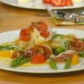 Seeteufel an Salat von grünem Spargel mit[...]