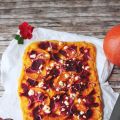 Pizza mit roter Bete & Kürbissoße.