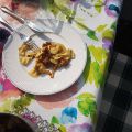 Pfifferlingpfanne mit Nudeln zu Salat /[...]