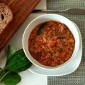 Scharfe rote Linsensuppe mit Spinat