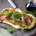 Rucola-Pizza mit Schinken