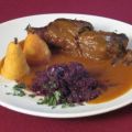 Rouladen mit Rotkohl und Pommes Williams