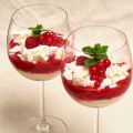 Beeren-Dessert mit Vanillesahne und Baiser