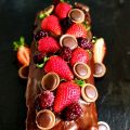 aufgehübschter Marmorkuchen mit Erdbeeren und[...]
