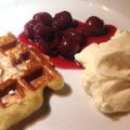 Lütticher Waffeln mit Sauerkirschen und Sahne