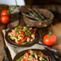 Tomatensalat mit weißen Riesenbohnen und Paprika