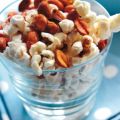 Popcorn mit Erdnüssen und Chili