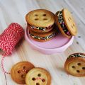 Knopfcookies mit Schokocreme.