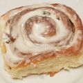 Cinnamon rolls with raisins and cream cheese[...]