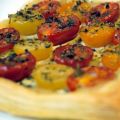 Blätterteigtarte mit bunten Tomaten und Pesto[...]