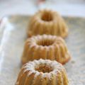 Mini-Eierlikör-Guglhupf und blaue Osterdeko