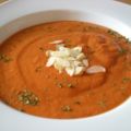 Paprikasuppe mit Mandeln