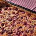 Gâteau aux framboises cuit sur une plaque