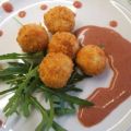Käse: Scharfe Käsebällchen auf fruchtiger Sauce
