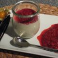 Panna Cotta mit heißer Himbeersoße